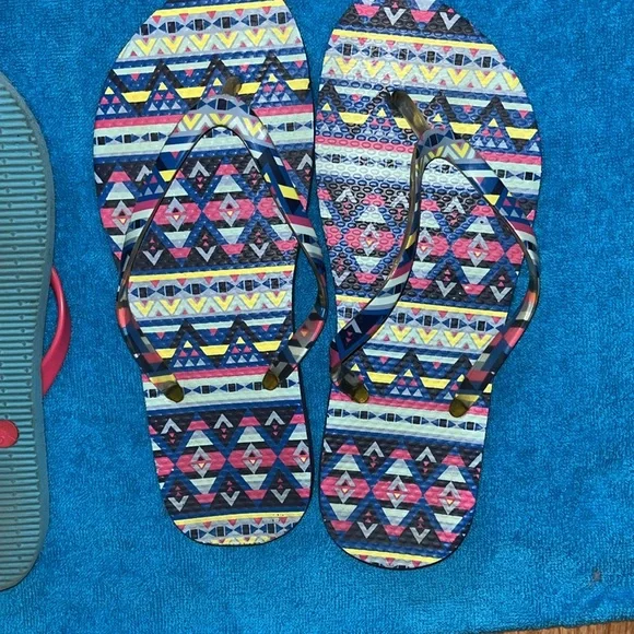 5 Pairs of Flip Flops - Picture 8 of 13